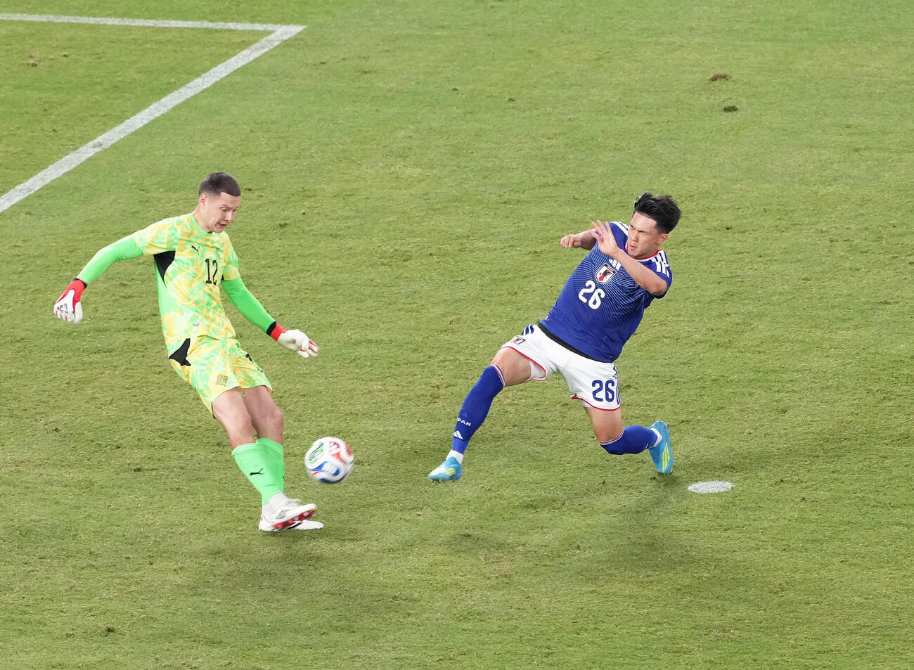 キリンチャレンジカップ2026　日本対アイスランド　後半、プレスをかける塩貝健人（右）（撮影・足立雅史）
