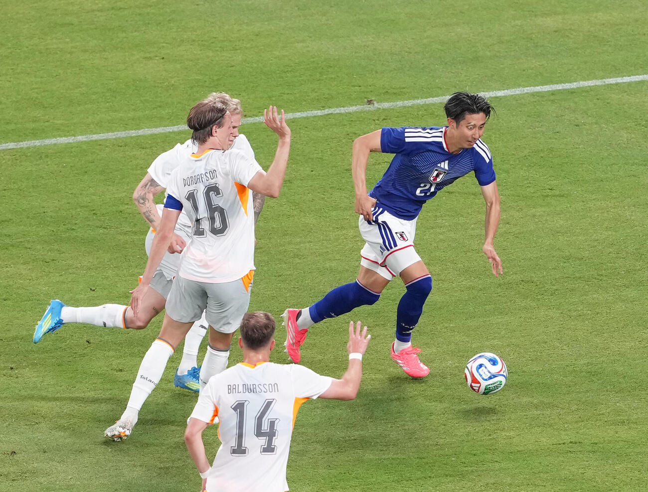 キリンチャレンジカップ2026　日本対アイスランド　前半、抜け出す伊藤洋輝（右）（撮影・足立雅史）