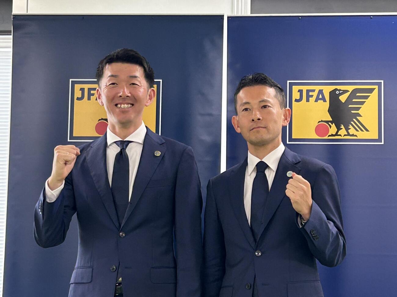 W杯北中米大会に参加する荒木友輔主審（左）と三原純副審