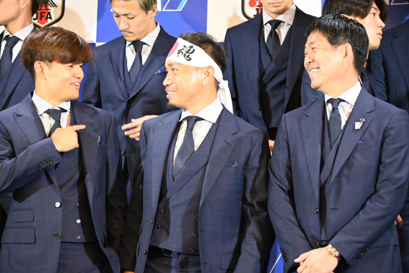 ハチマキを巻く長友佑都（中央）、左は久保建英、右は森保一監督（撮影・飯岡大暉）