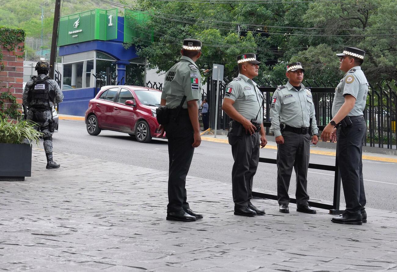 事前合宿地メキシコ・モンテレイの日本代表の宿舎の前では厳重な警備が行われる（撮影・足立雅史）