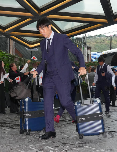 事前キャンプ地のメキシコ・モンテレイの宿舎に到着した前田遼一コーチ（撮影・足立雅史）