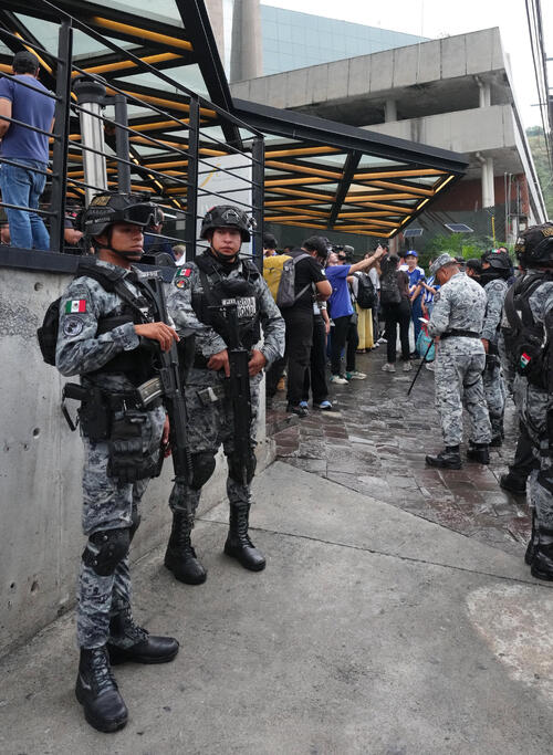 事前合宿地メキシコ・モンテレイの日本代表の宿舎の前では厳重な警備が行われる（撮影・足立雅史）