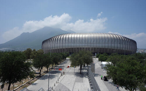 日本代表がW杯1次リーグ第2戦でチュニジアと戦うメキシコ・モンテレイスタジアム（エスタディオBBVA）。左の山はセロデラシージャ（撮影・足立雅史）