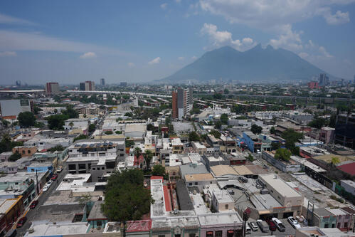 日本代表が事前合宿を行うメキシコ・モンテレイの街並み。後方の山はセロデラシージャ（撮影・足立雅史）