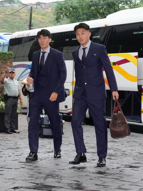 サッカー日本代表W杯北中米大会関連　事前合宿地メキシコ・モンテレイの宿舎に到着した冨安健洋（左）と渡辺剛（撮影・足立雅史）