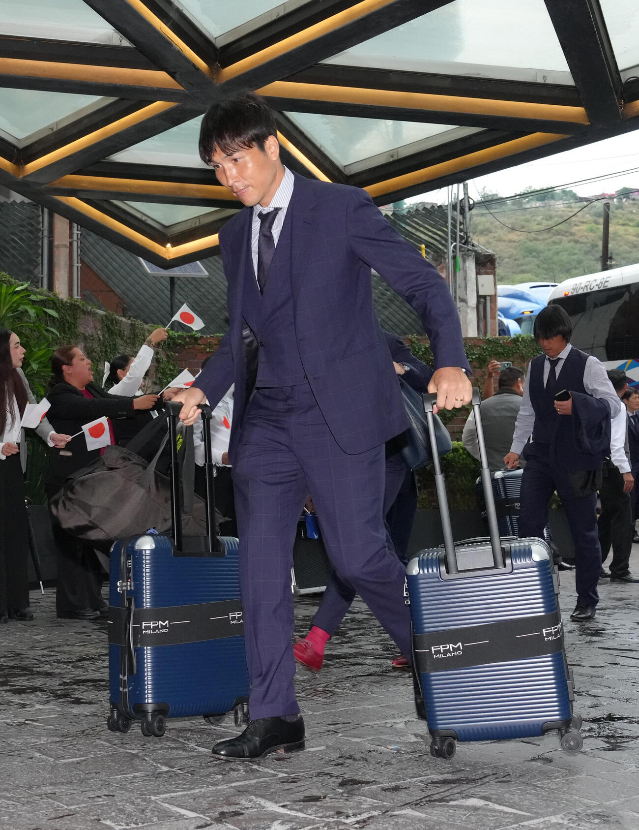 事前キャンプ地のメキシコ・モンテレイの宿舎に到着した前田遼一コーチ（撮影・足立雅史）