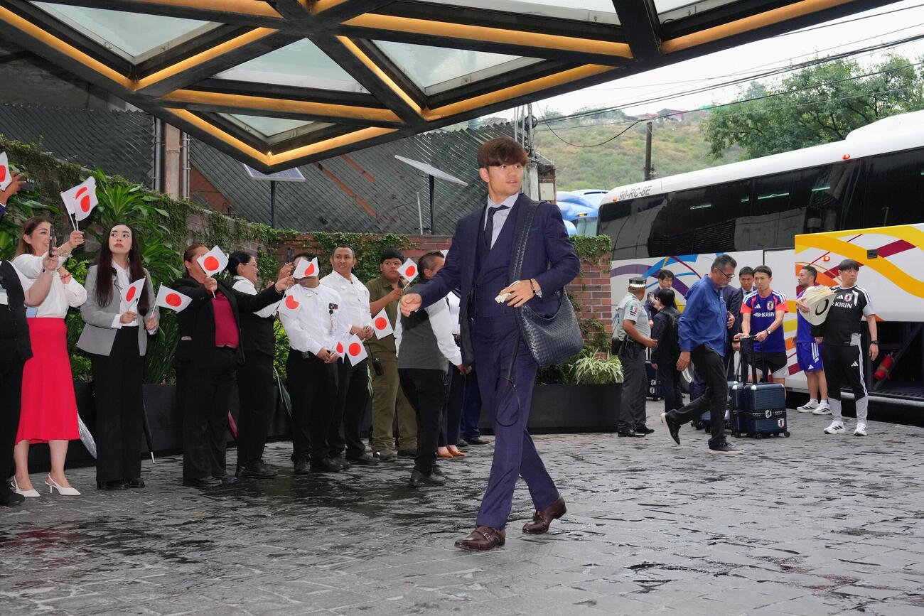 サッカー日本代表W杯北中米大会関連　事前合宿地メキシコ・モンテレイの宿舎に到着した久保建英（撮影・足立雅史）