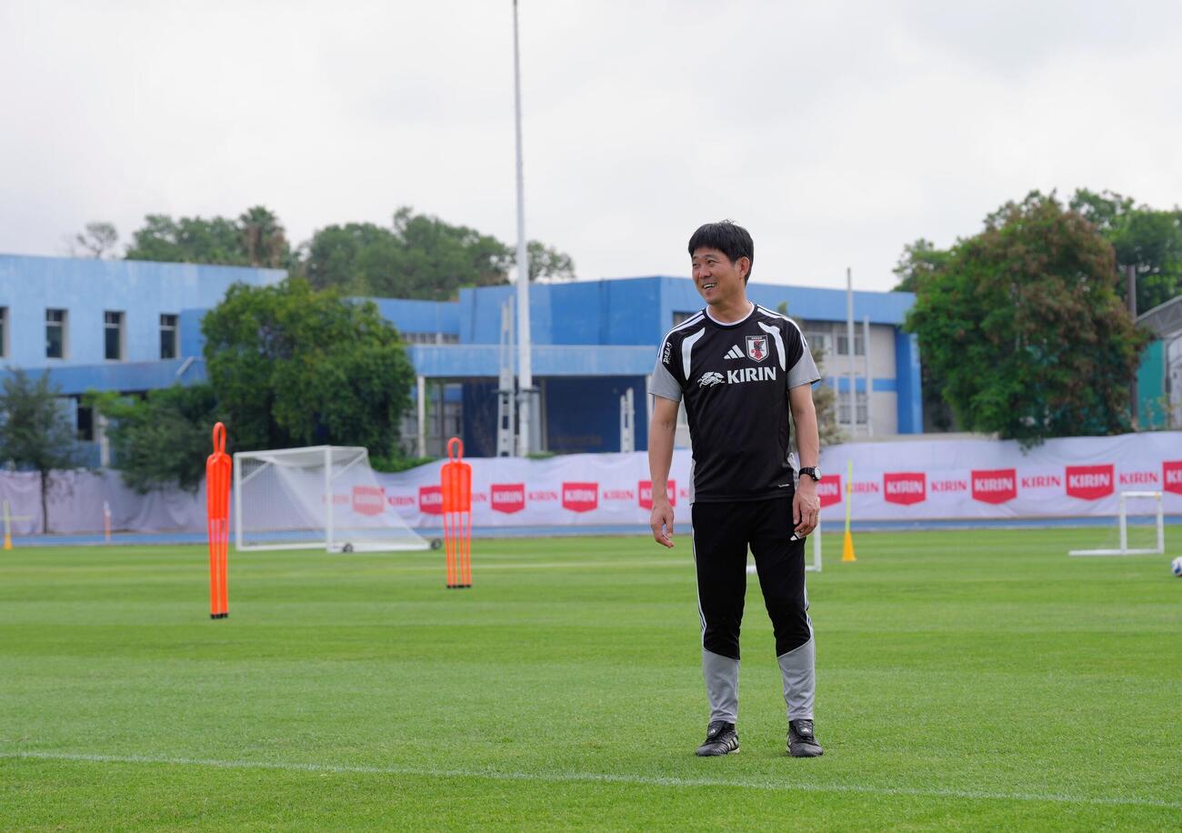 サッカー日本代表W杯北中米大会事前合宿　練習前、ピッチを確認する森保一監督（撮影・足立雅史）