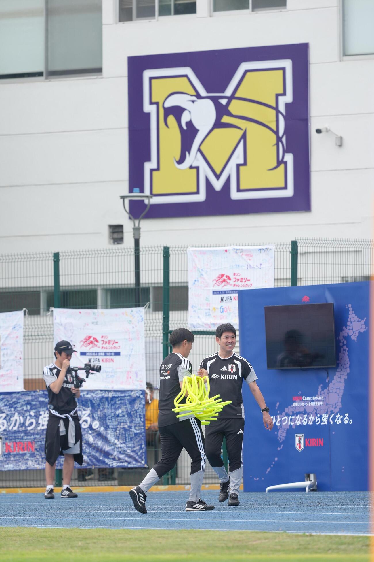 サッカー日本代表W杯北中米大会事前合宿　練習前、笑顔を見せる森保一監督（右）（撮影・足立雅史）