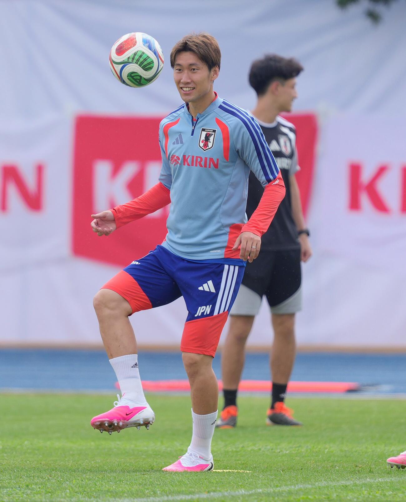 サッカー日本代表W杯北中米大会事前合宿　練習中、笑顔を見せる鎌田大地（撮影・足立雅史）