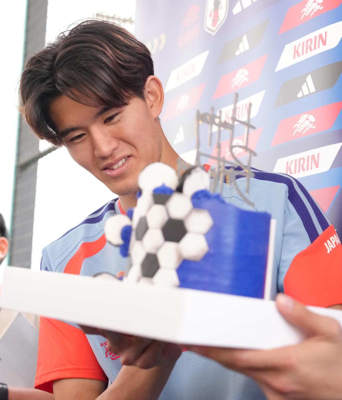 サッカー日本代表W杯北中米大会事前合宿　この日、誕生日を迎えた後藤啓介はバースデーケーキを見つめ笑顔（撮影・足立雅史）