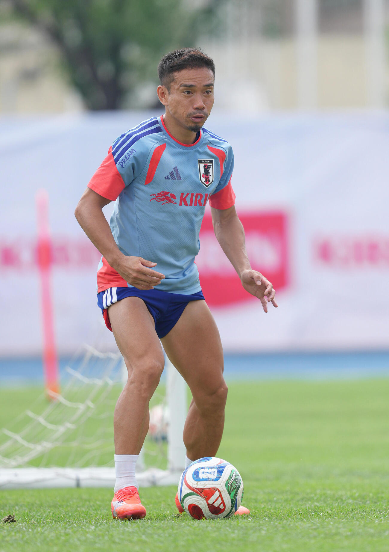 サッカー日本代表W杯北中米大会事前合宿　練習に臨む長友佑都（撮影・足立雅史）
