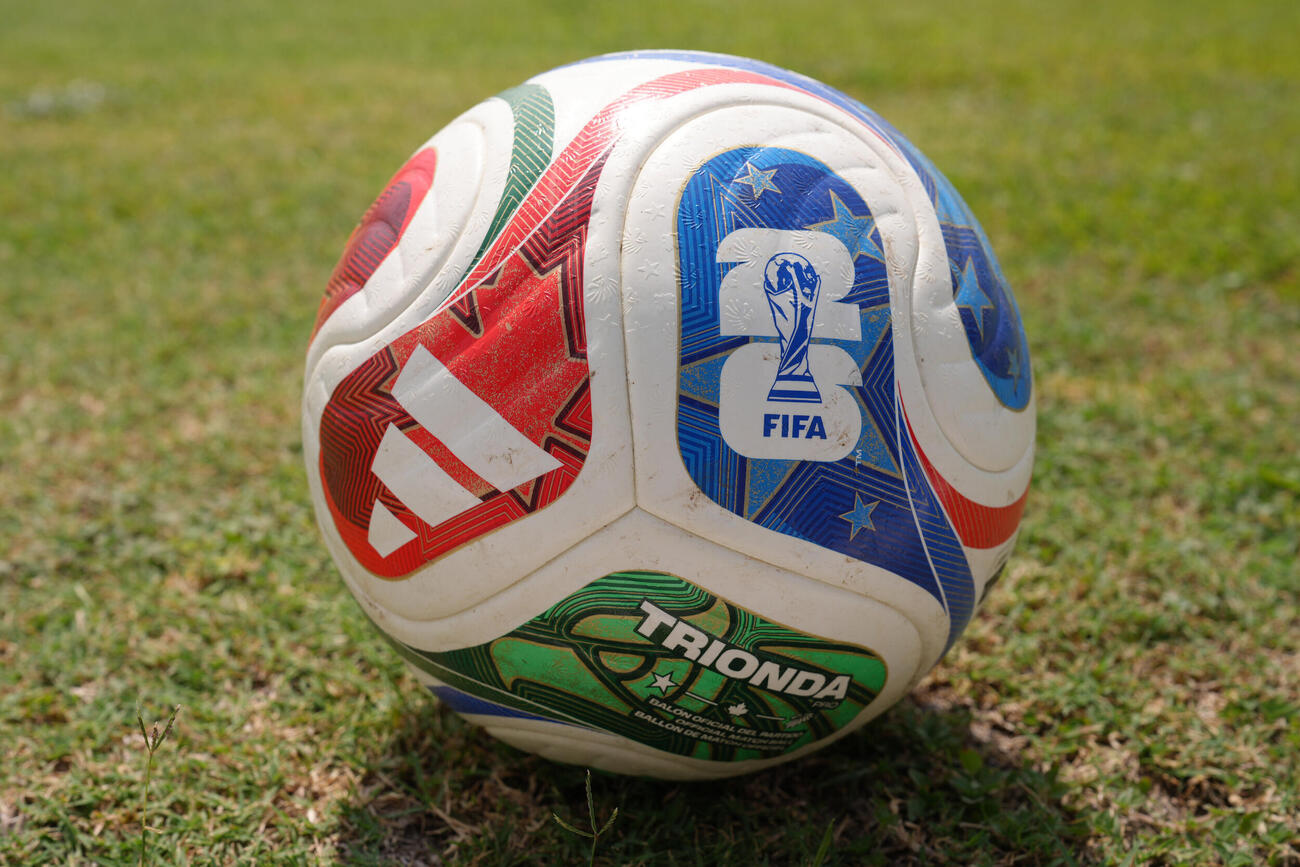 サッカー日本代表W杯北中米大会事前合宿　練習で使用されている大会公式球「トリオンダ」（撮影・足立雅史）