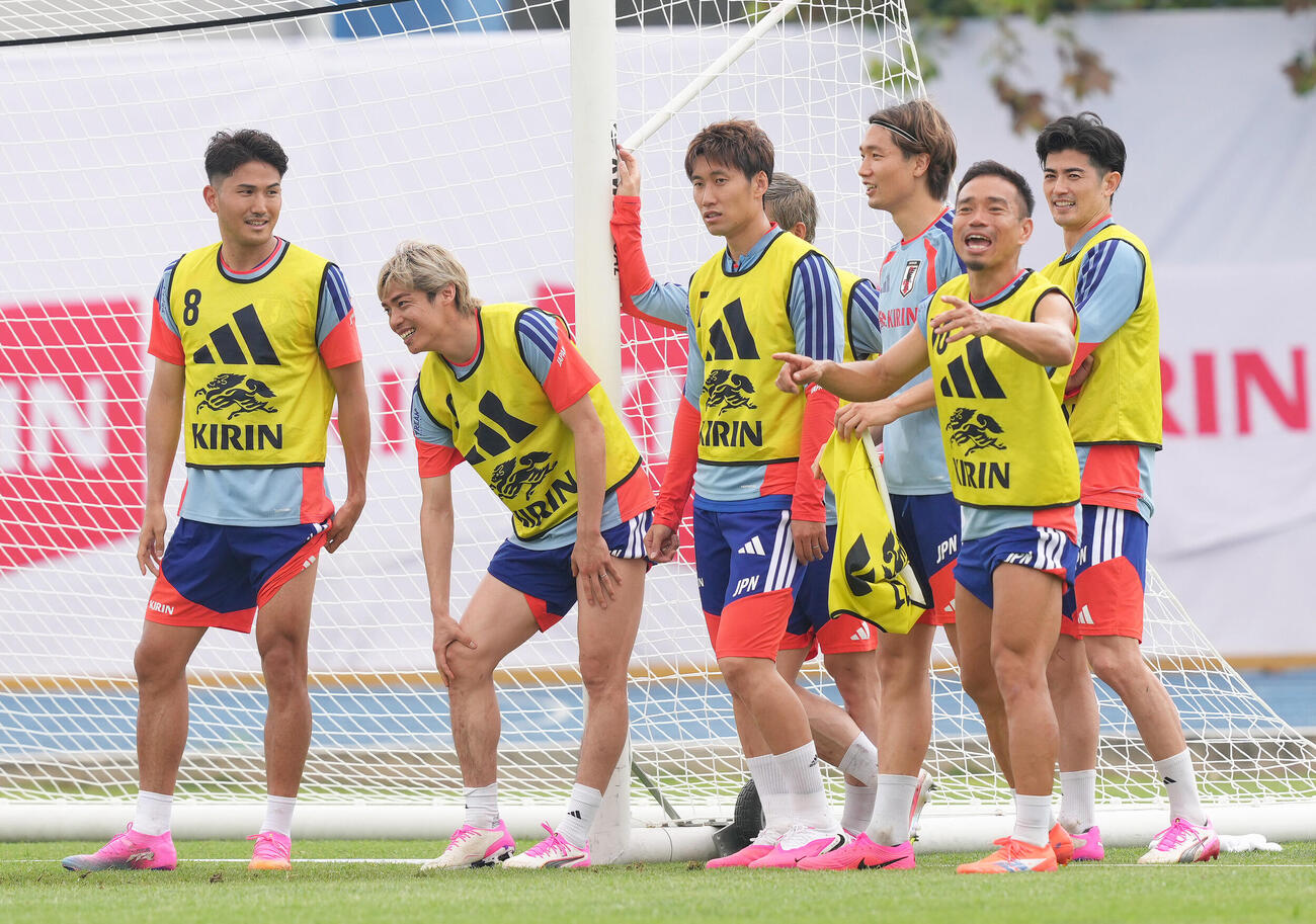 サッカー日本代表W杯北中米大会事前合宿　リラックスした様子で練習に臨む長友佑都（右から2人目）ら（撮影・足立雅史）
