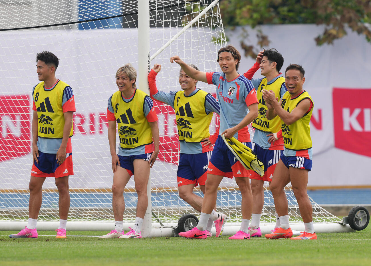 サッカー日本代表W杯北中米大会事前合宿　リラックスした様子で練習に臨む長友佑都（右端）ら（撮影・足立雅史）