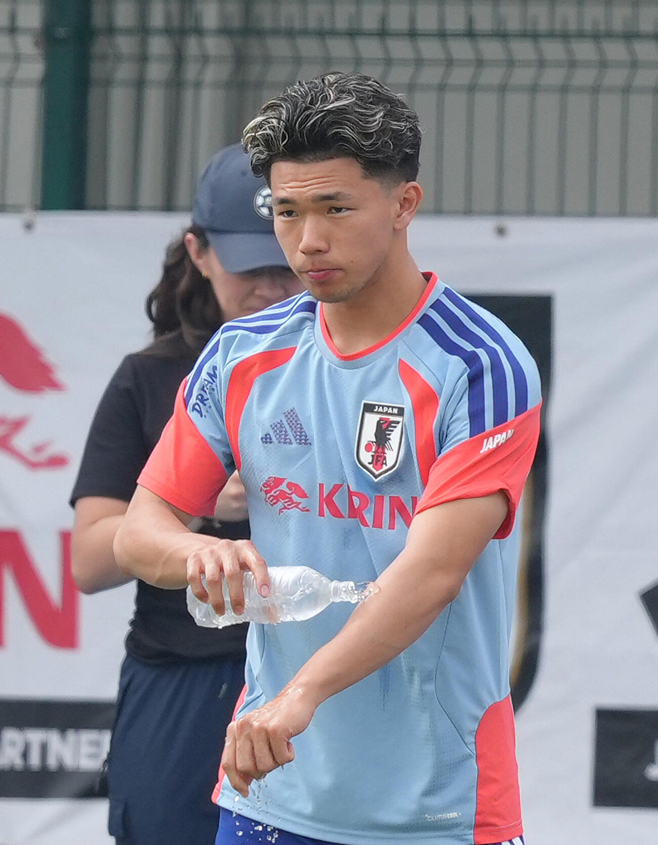 サッカー日本代表W杯北中米大会事前合宿　練習前、体に水をかける塩貝健人（撮影・足立雅史）