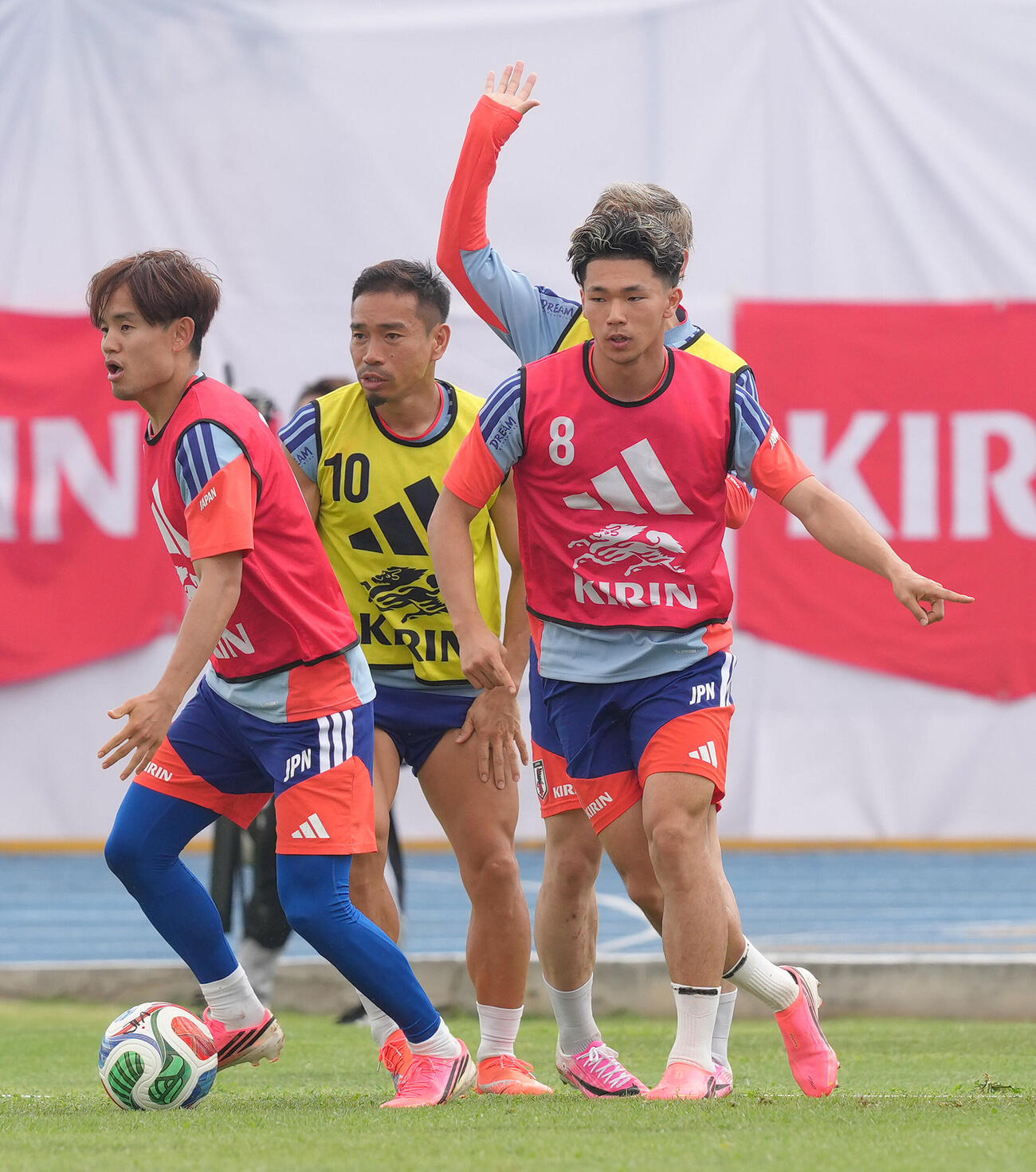 サッカー日本代表W杯北中米大会事前合宿　練習で競り合う、左から久保建英、長友佑都、塩貝健人（撮影・足立雅史）