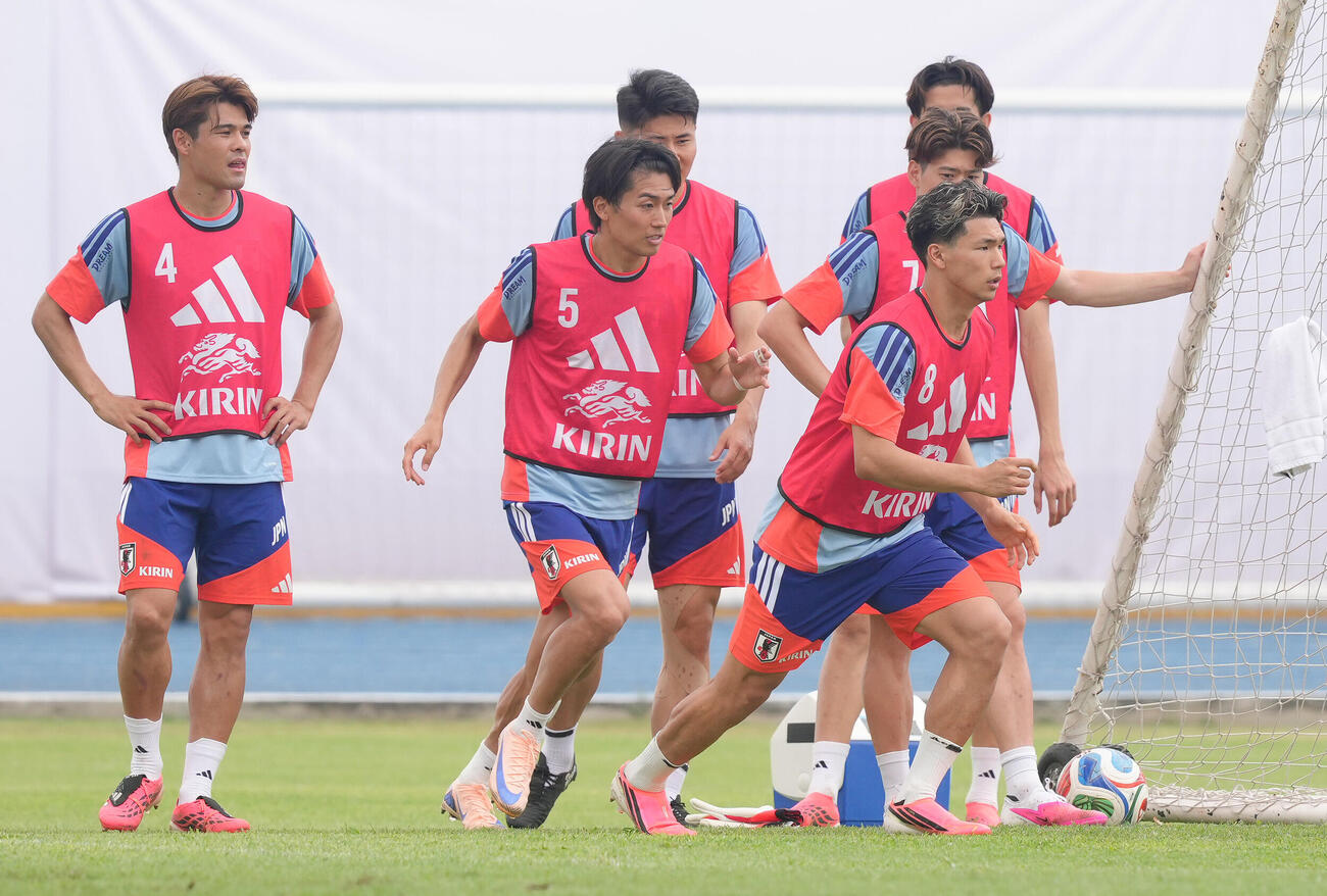サッカー日本代表W杯北中米大会事前合宿　練習に臨む塩貝健人（右端）（撮影・足立雅史）