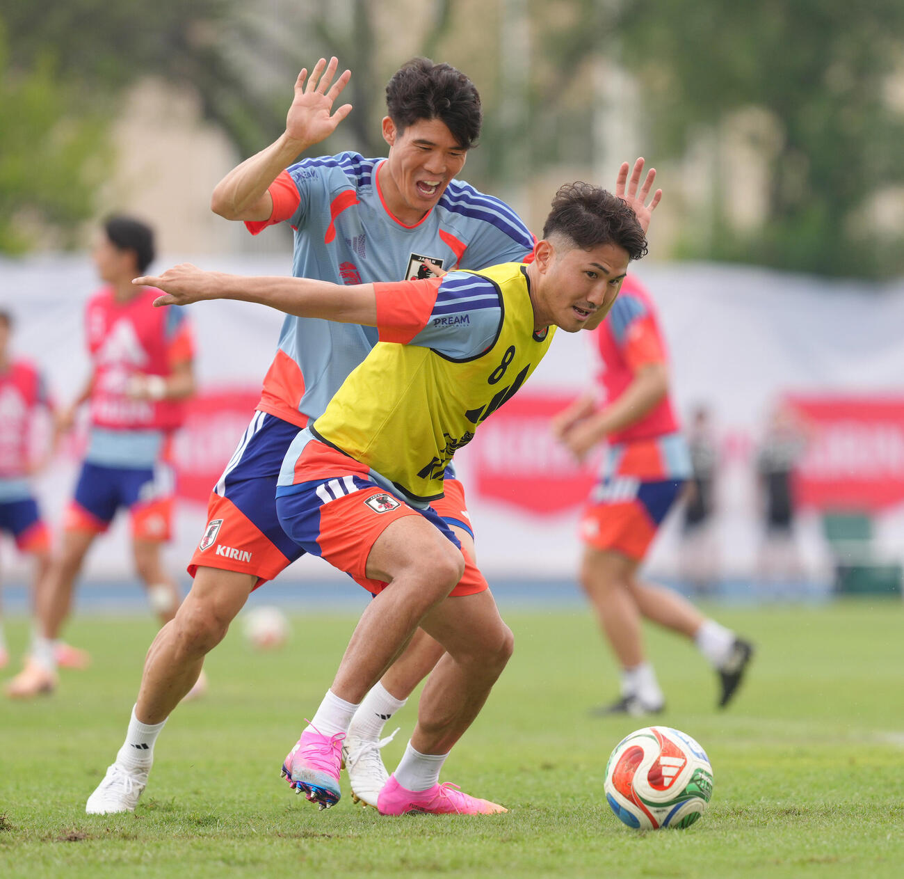 サッカー日本代表W杯北中米大会事前合宿　練習で競り合う冨安健洋（左）と渡辺剛（撮影・足立雅史）＝2026年6月3日（現地時間）