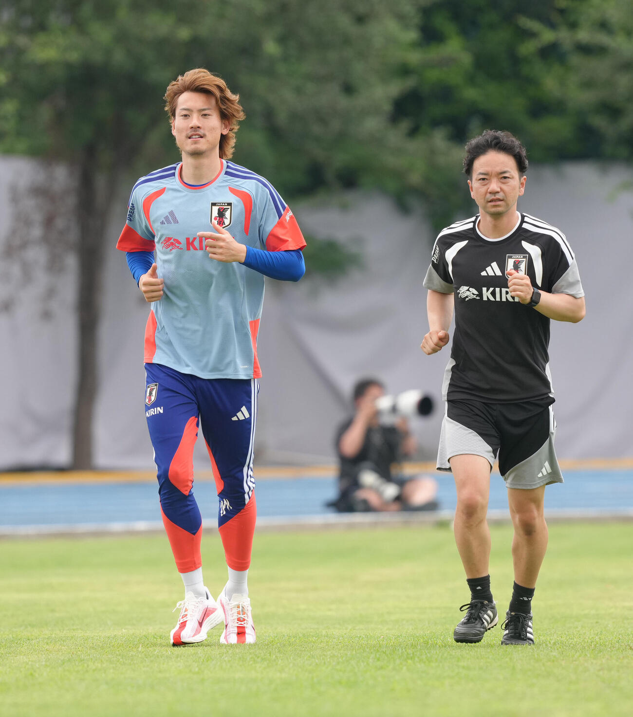 サッカー日本代表W杯北中米大会事前合宿　別メニューで調整する瀬古歩夢（左）（撮影・足立雅史）＝2026年6月3日（現地時間）