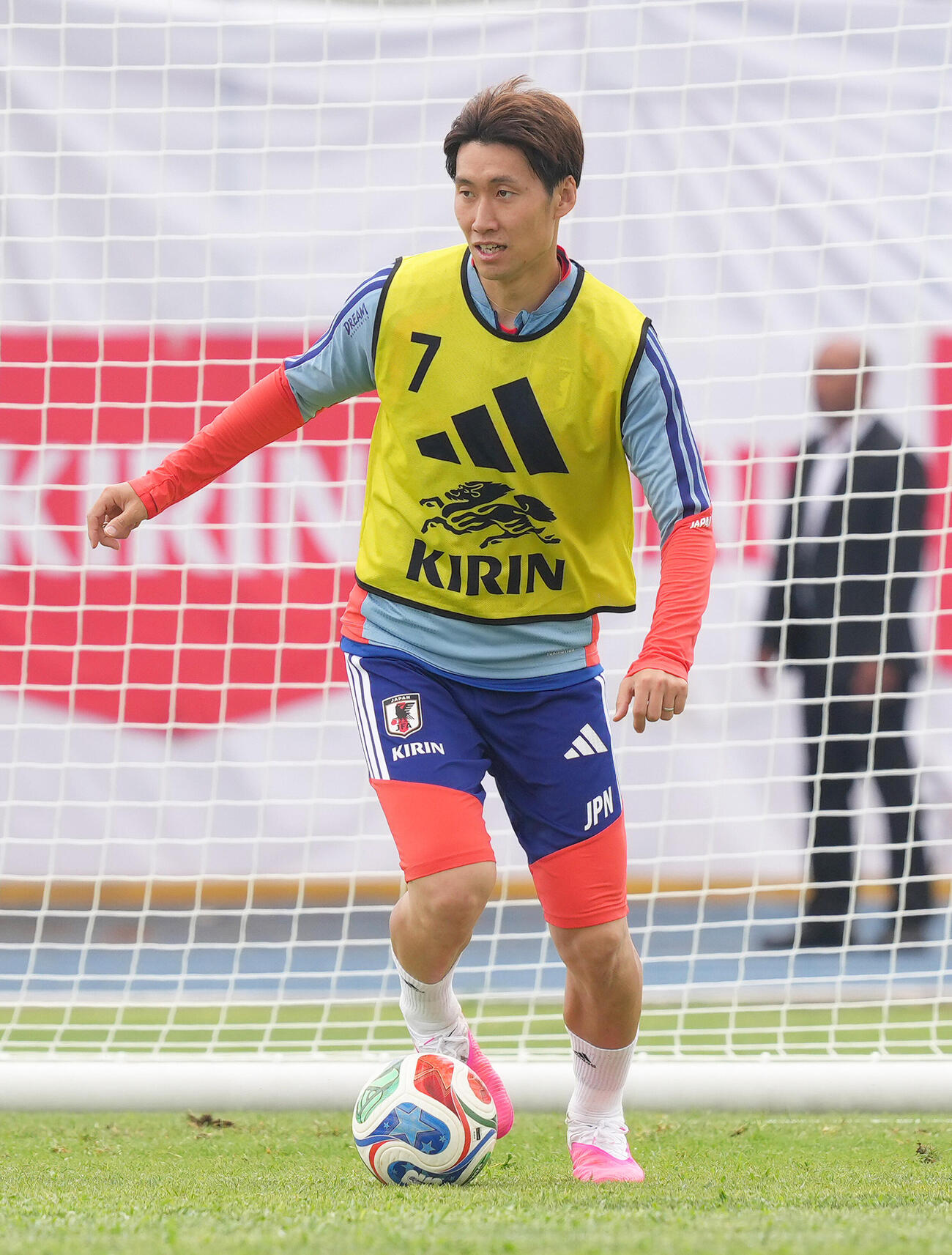 サッカー日本代表W杯北中米大会事前合宿　練習でボールを追う鎌田大地（撮影・足立雅史）＝2026年6月3日（現地時間）