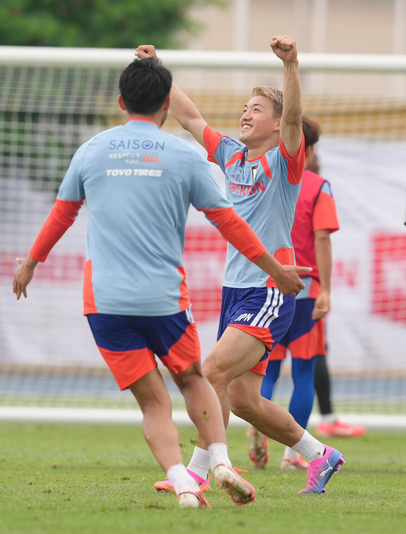 サッカー日本代表W杯北中米大会事前合宿　練習でゴールを決め喜ぶ堂安律（撮影・足立雅史）