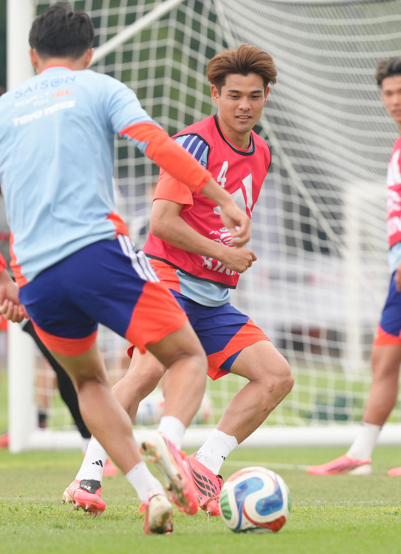サッカー日本代表W杯北中米大会事前合宿　練習でボールを追う佐野海舟（撮影・足立雅史）