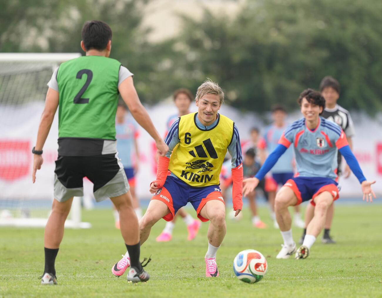 サッカー日本代表W杯北中米大会事前合宿　練習でボールを追う前田大然（中央）（撮影・足立雅史）