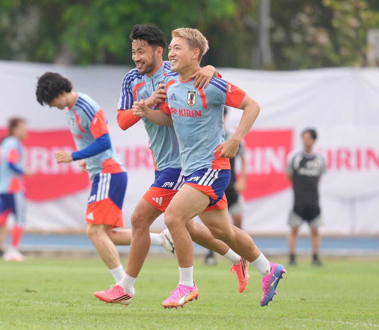サッカー日本代表W杯北中米大会事前合宿　練習でゴールを決め喜ぶ菅原由勢（左）と堂安律（撮影・足立雅史）