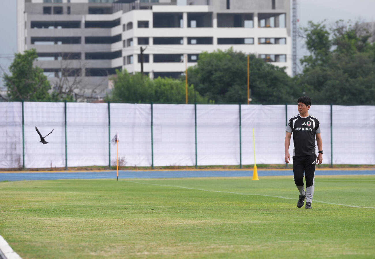 サッカー日本代表W杯北中米大会事前合宿　練習前、ピッチの上を飛来する鳥を見つめる森保一監督（撮影・足立雅史）