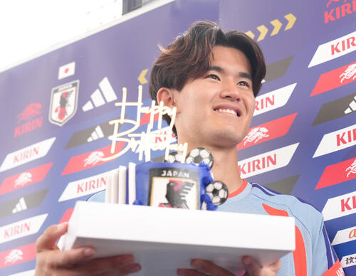 サッカー日本代表W杯北中米大会事前合宿　この日誕生日を迎えた後藤啓介はバースデーケーキに笑顔（撮影・足立雅史）