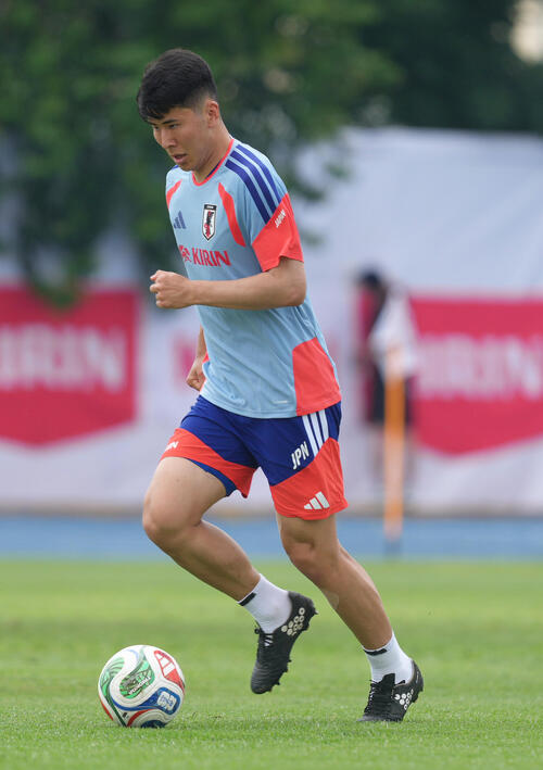 サッカー日本代表W杯北中米大会事前合宿　練習に臨む鈴木淳之介（撮影・足立雅史）