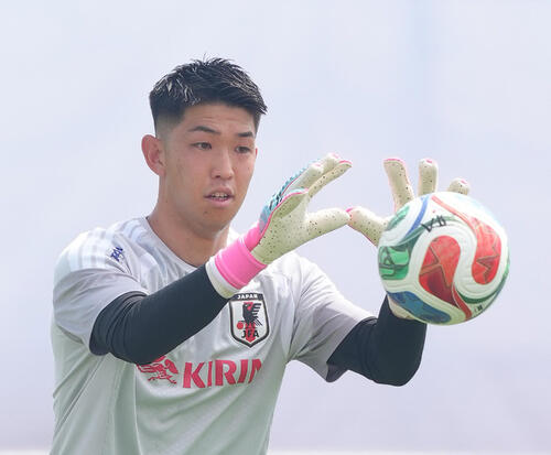 サッカー日本代表W杯北中米大会事前合宿　練習に臨むGK早川友基（撮影・足立雅史）