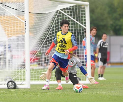 サッカー日本代表W杯北中米大会事前合宿　ボールを追う谷口彰悟（撮影・足立雅史）