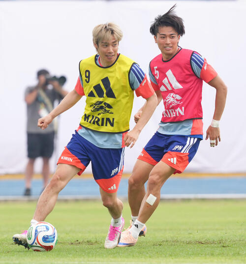 サッカー日本代表W杯北中米大会事前合宿　練習で競り合う伊東純也（左）と中村敬斗（撮影・足立雅史）
