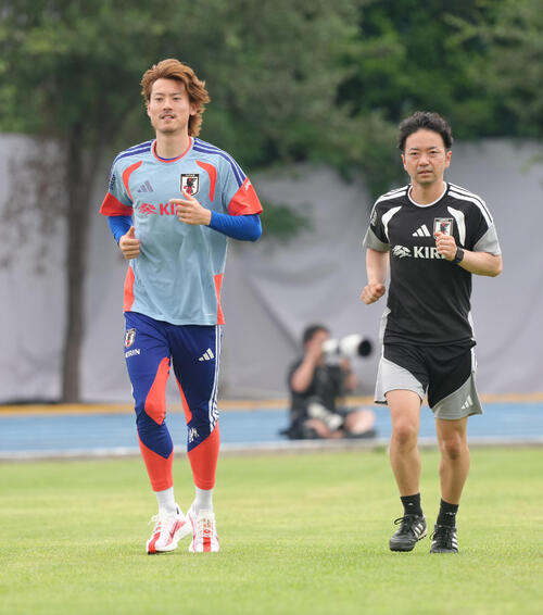 サッカー日本代表W杯北中米大会事前合宿　別メニューで調整する瀬古歩夢（左）（撮影・足立雅史）