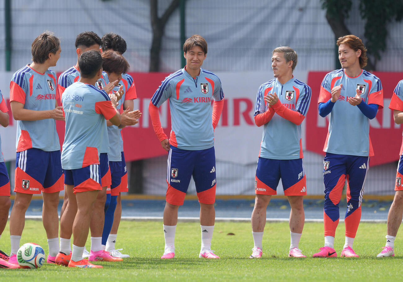 サッカー日本代表W杯北中米大会事前合宿　合流した鎌田大地（中央）は拍手で迎えられる（撮影・足立雅史）