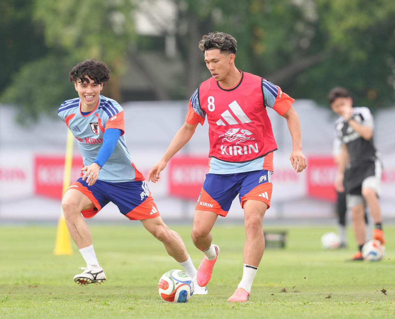 サッカー日本代表W杯北中米大会事前合宿　練習に臨む塩貝健人（右）と田中碧（撮影・足立雅史）＝2026年6月3日（現地時間）