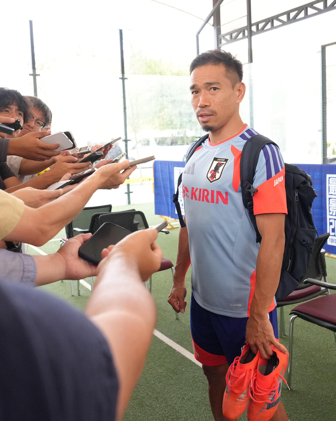 サッカー日本代表W杯北中米大会事前合宿　練習後、多くの報道陣に囲まれる長友佑都（撮影・足立雅史）＝2026年6月3日（現地時間）