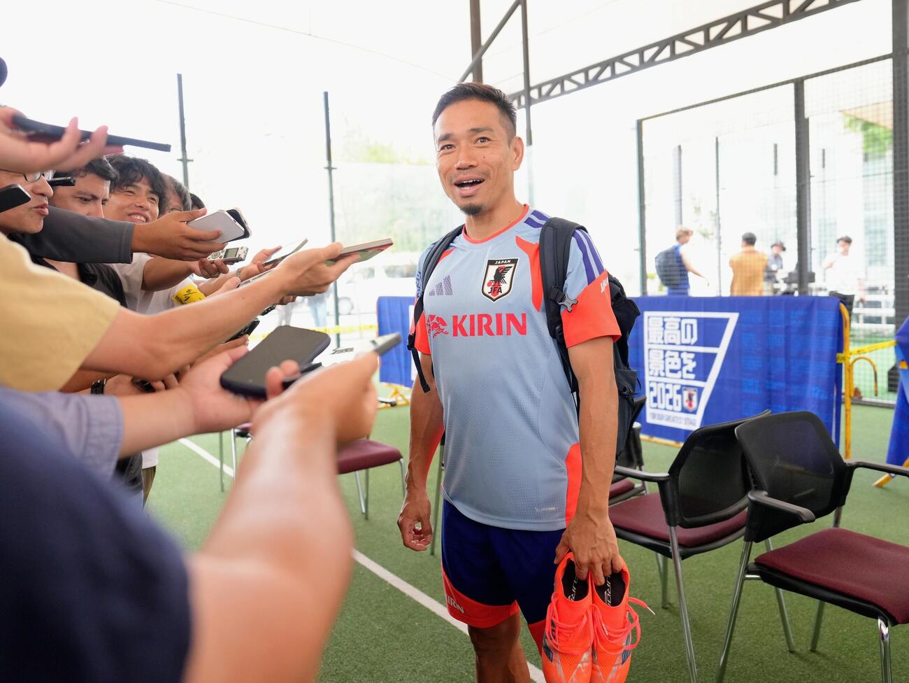 サッカー日本代表W杯北中米大会事前合宿　練習後の囲み取材で笑顔を見せる長友佑都（撮影・足立雅史）