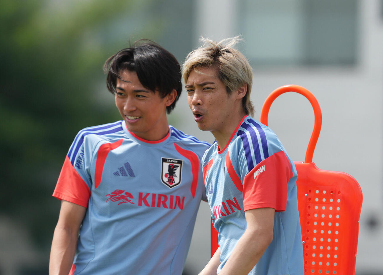 サッカー日本代表W杯北中米大会事前合宿　練習に臨む中村敬斗（左）と伊東純也（撮影・足立雅史）