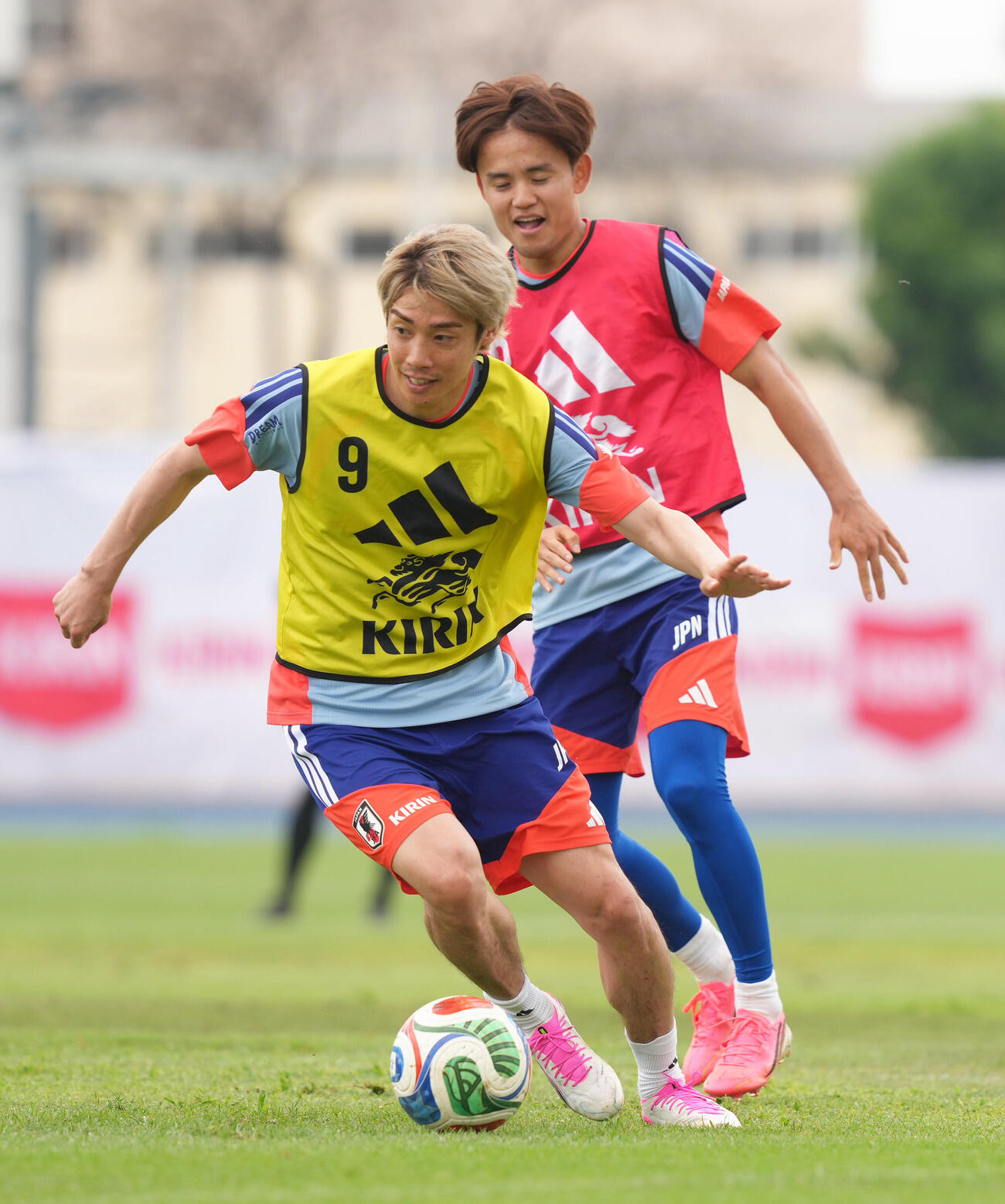 サッカー日本代表W杯北中米大会事前合宿　練習で競り合う伊東純也（左）と久保建英（撮影・足立雅史）