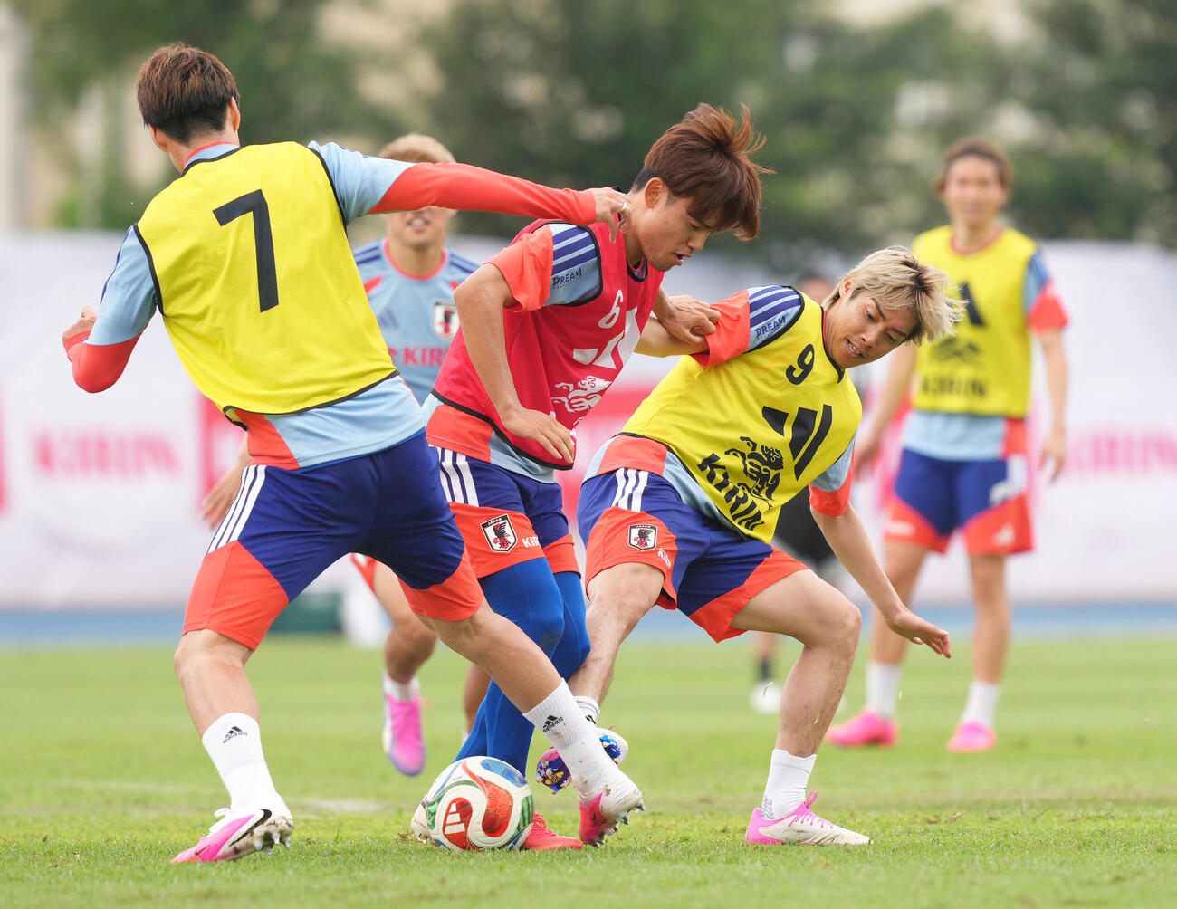 サッカー日本代表W杯北中米大会事前合宿　練習で競り合う久保建英（中央）と伊東純也（右）（撮影・足立雅史）