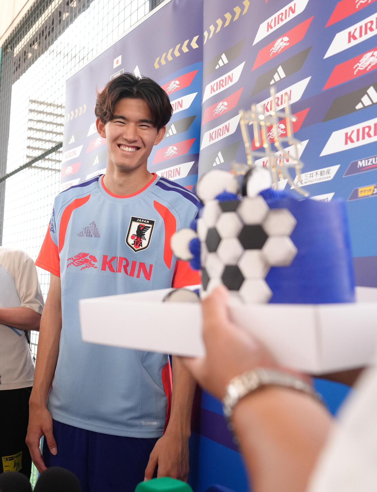 サッカー日本代表W杯北中米大会事前合宿　この日誕生日を迎えた後藤啓介はバースデーケーキに笑顔（撮影・足立雅史）＝2026年6月3日（現地時間）