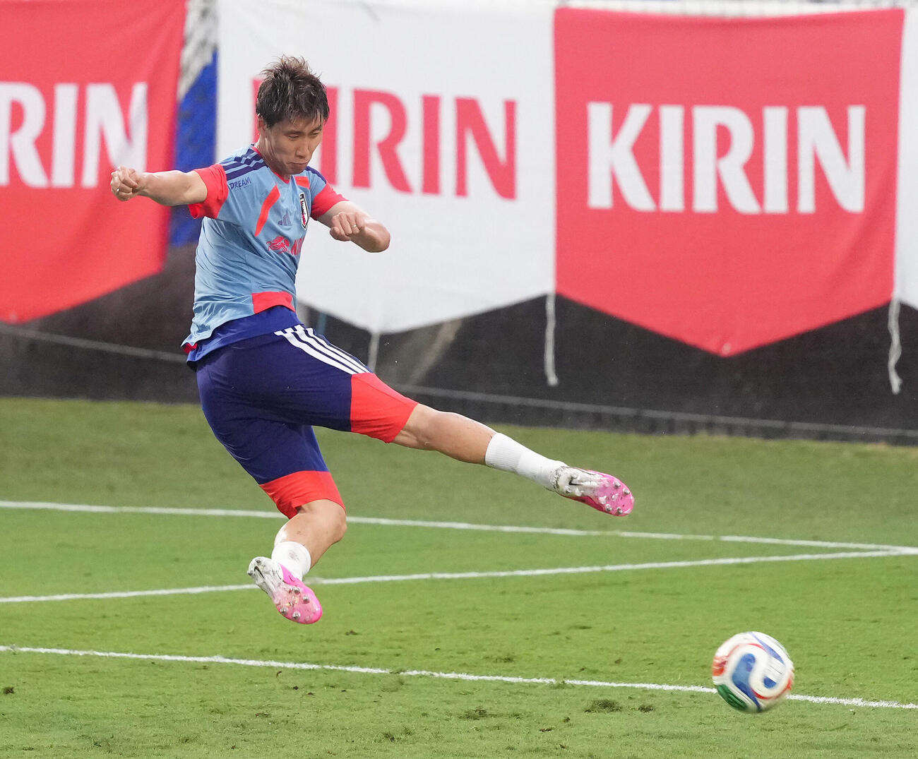 サッカー日本代表W杯北中米大会事前合宿　練習で競ボレーシュートを放つ鎌田大地（撮影・足立雅史）