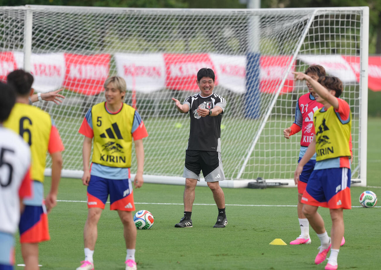 サッカー日本代表W杯北中米大会事前合宿　練習中、笑顔を見せる森保一監督（中央）（撮影・足立雅史）
