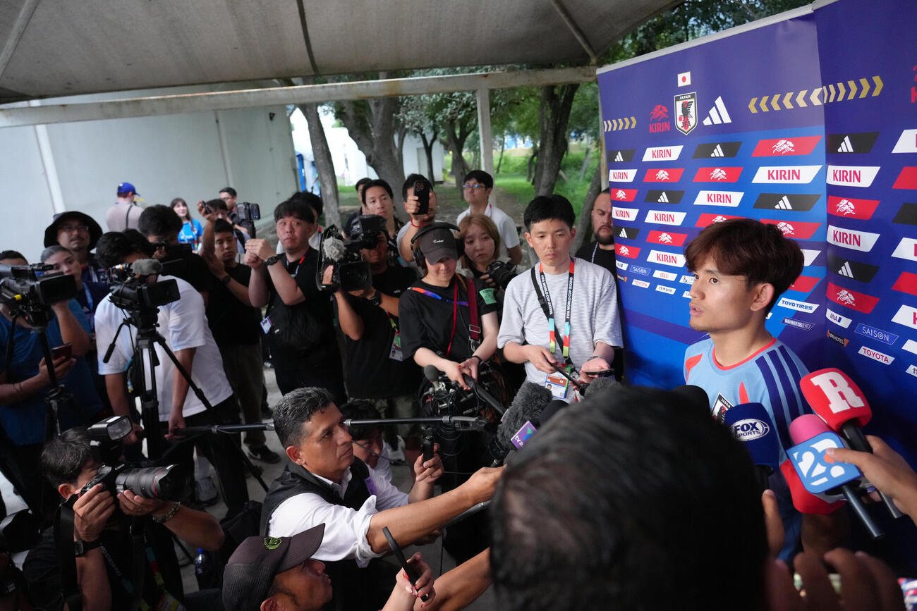 サッカー日本代表W杯北中米大会事前合宿　試合後、囲み取材に応じる久保建英（撮影・足立雅史）＝2026年6月4日（現地時間）