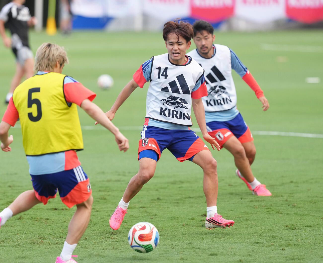 サッカー日本代表W杯北中米大会事前合宿　練習でボールを追う久保建英（中央）（撮影・足立雅史）＝2026年6月4日（現地時間）
