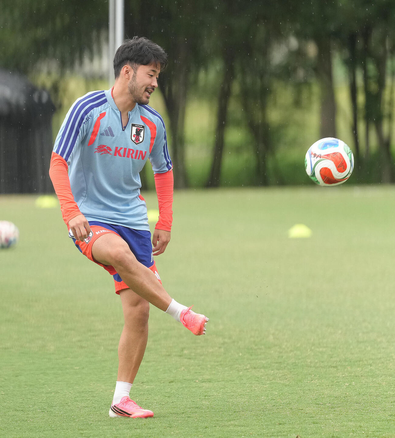サッカー日本代表W杯北中米大会事前合宿　ボール回しする菅原由勢（撮影・足立雅史）